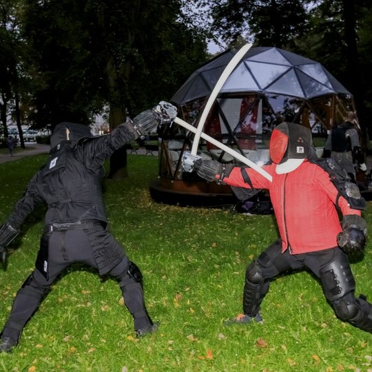 Prie kupolo po paskaitos buvo demonstruojamos kovos su kardais.