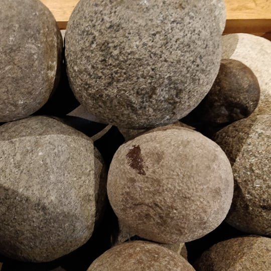 Akmeniniai sviediniai, naudoti pilies apgulčių metu.