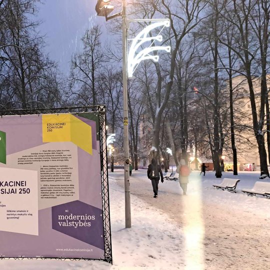 Informacinis Edukacinės komisijos jubiliejaus stendas Pilių parke, prie kupolo.