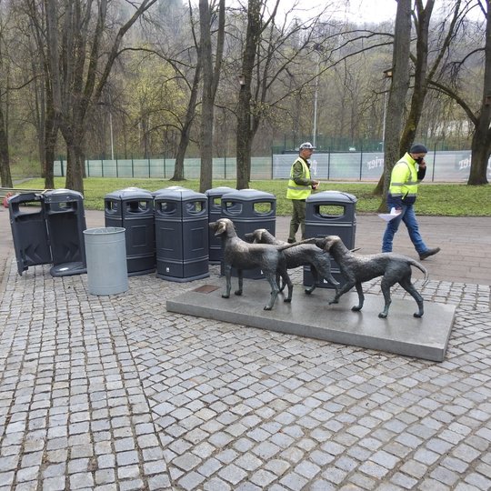 Naujos šiukšlių dėžės šalia lietuviškų skalikų paminklo.