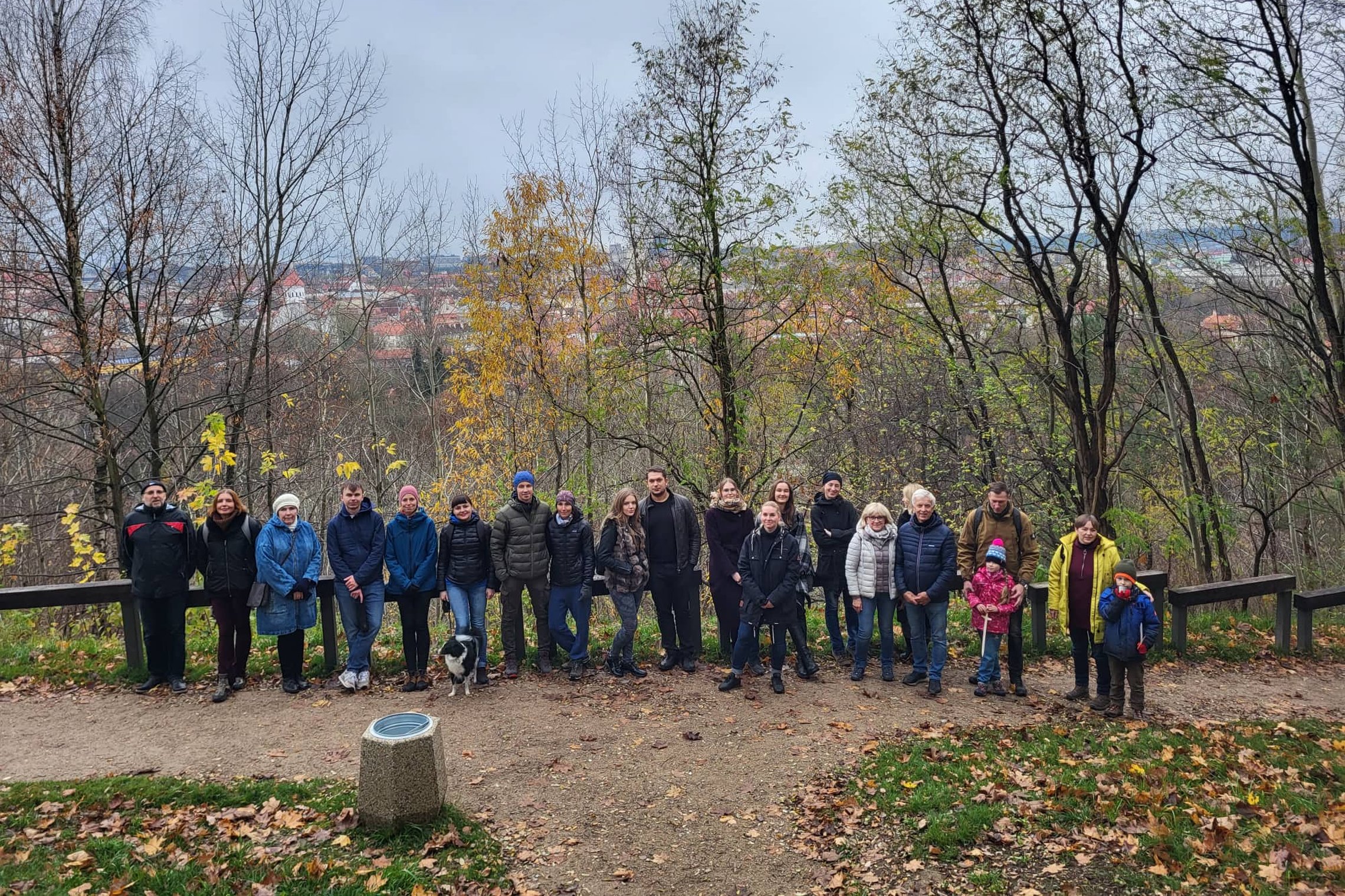 Ekskursijos dalyviai pozuoja nuotraukai ant Altanos kalno, Tolumoje matosi Vilniaus senamiestis. 