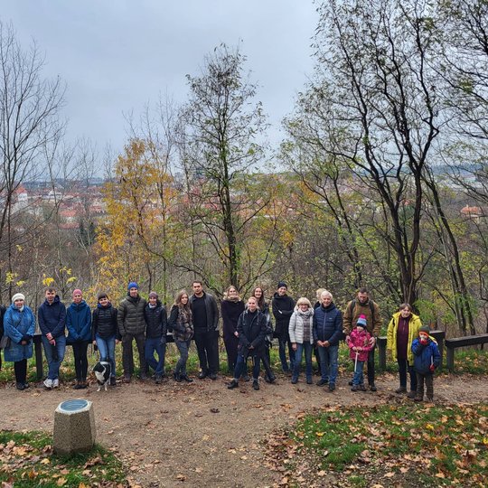 Ekskursijos dalyviai pozuoja nuotraukai ant Altanos kalno, Tolumoje matosi Vilniaus senamiestis. 