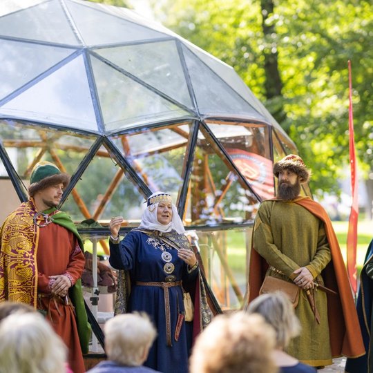 Paskaitos lektoriai ir kostiumų modeliai.