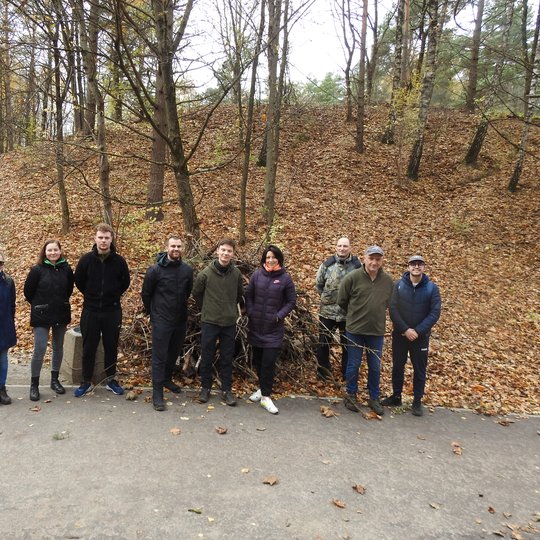 "Ignitčio" talkininkai pozuoja nuotraukai šalia takelio link Karigailos kalvos.