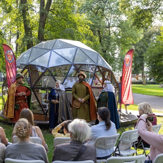 Paskaitos lektoriai ir kostiumų modeliai.