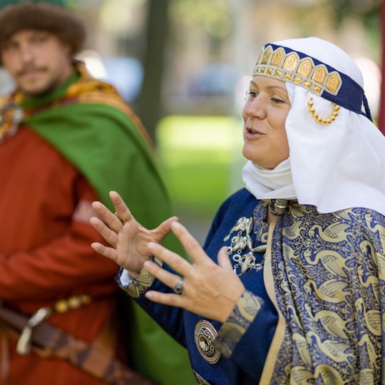 Nuotraukoje užfiksuota, kaip Edita Gilė pasakoja apie kurtus kostiumus.
