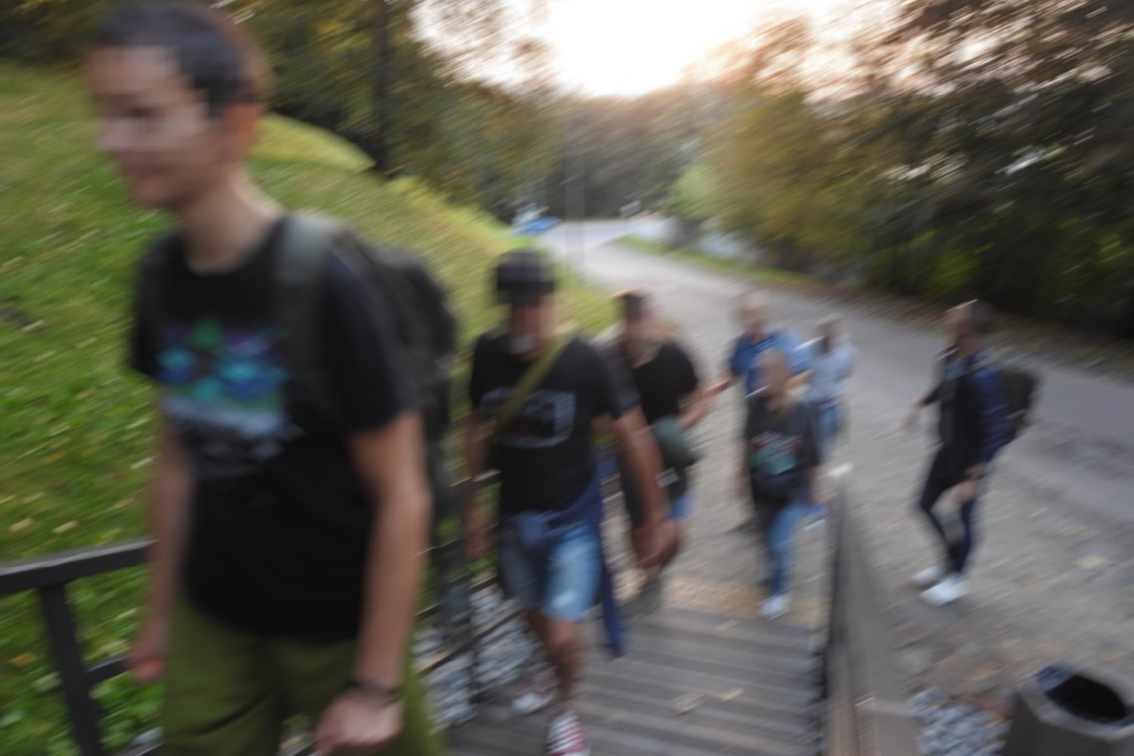 Nuotrauka išblukusi, tačiau galima įžiūrėti žmones, lipančius mediniais laiptais į Trijų kryžių kalną. Aplink žaliuoja medžiai, iki laiptų veda asfaltuotas takelis.