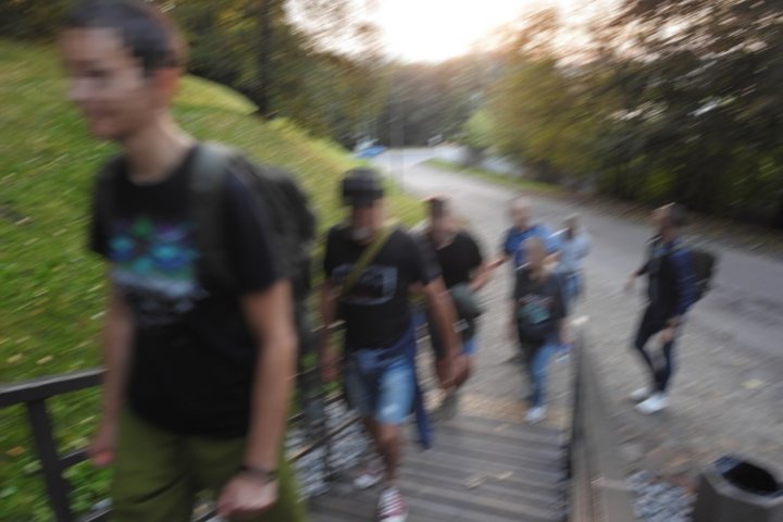 Nuotrauka išblukusi, tačiau galima įžiūrėti žmones, lipančius mediniais laiptais į Trijų kryžių kalną. Aplink žaliuoja medžiai, iki laiptų veda asfaltuotas takelis.