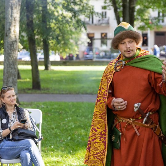 Pasakojama apie kostiumų kūrimo eigą.