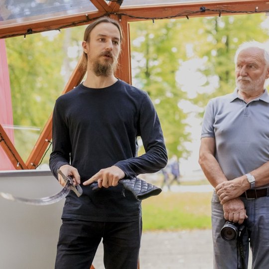 Lektorius rankose laiko kardą.