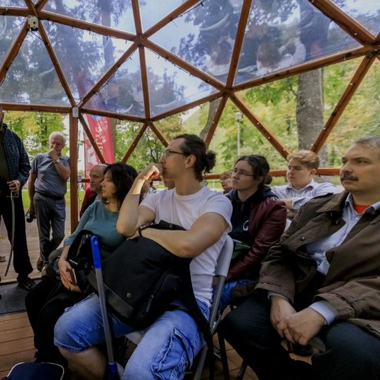 Rodoma, kaip teisingai laikyti kardą.