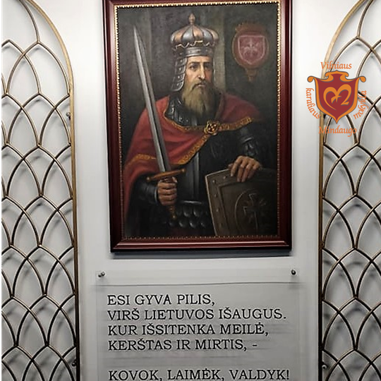 Kunigaikščio Gedimino ir Karaliaus Mindaugo mokyklos  logotipas kampe. 