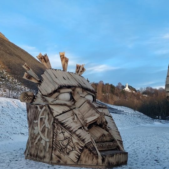Galvos dalis: žiūrint iš kairės nuo smakro pusės kelios lentos truputį nuožulnios žemės atžvilgiu, tada keletas lentų beveik statmenoms nuožulnioms lentoms, likusi lentų dalis jau statmena žemės atžvilgiu. Milžino galva apie 1.8 m. Ranka ir galva yra masy