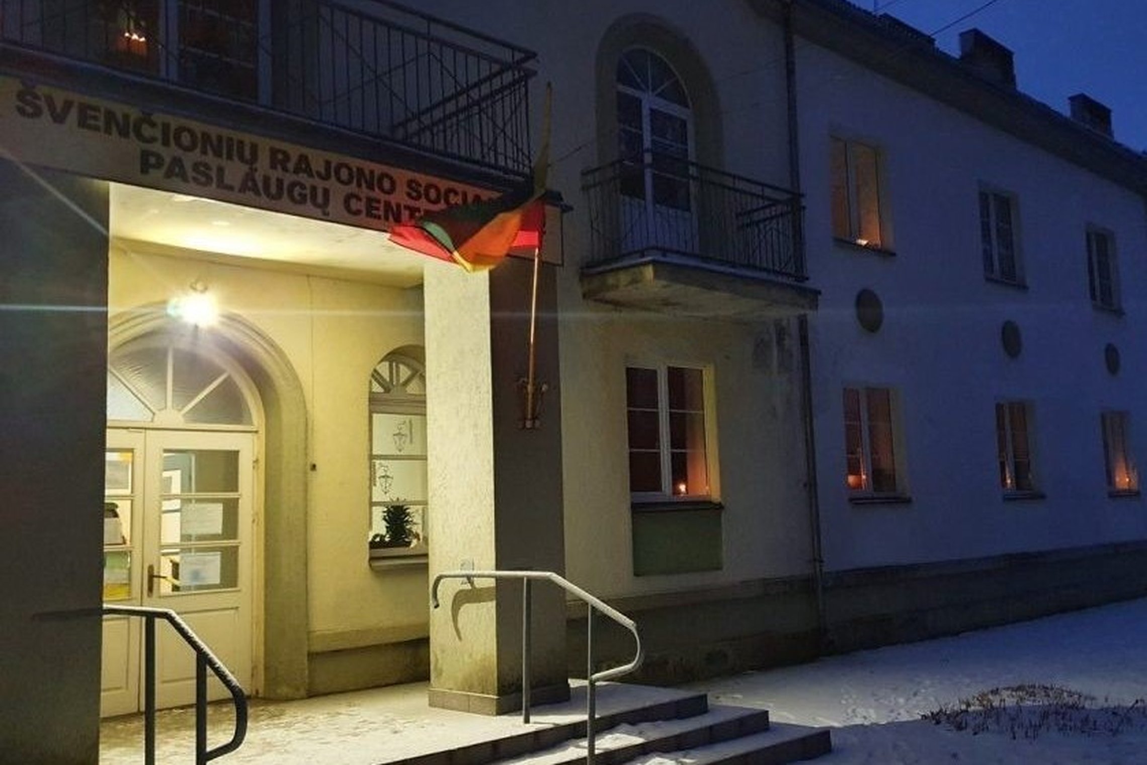 Švenčionių vaikų globos centro fasadas vakarą.