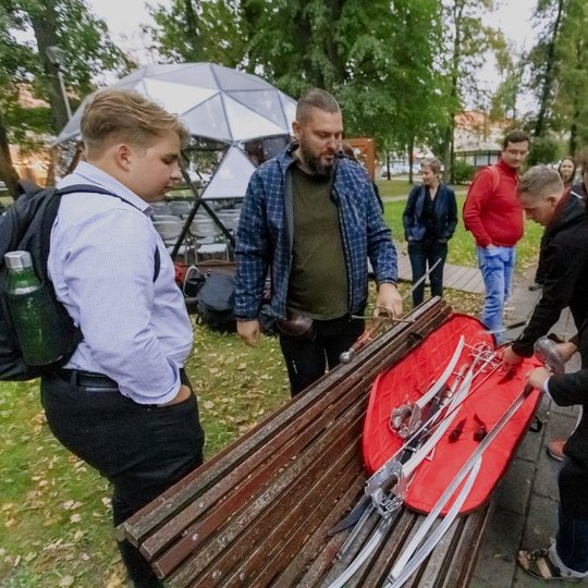 Lektoriai atsivežė visą krūvą kardų - juos visus buvo galima apžiūrėti ir paliesti.