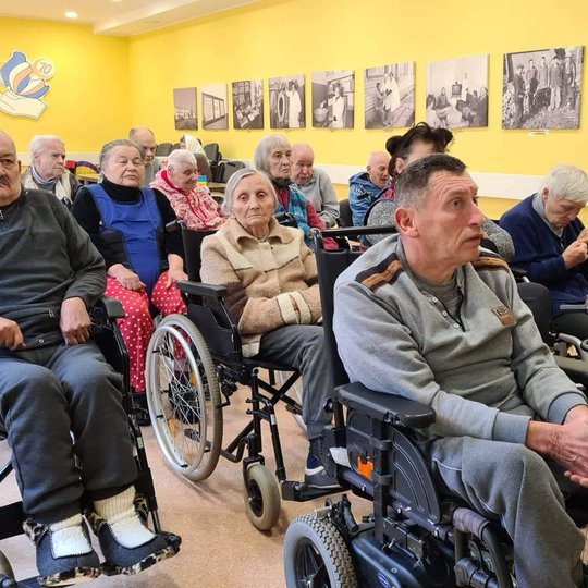 Virtualios edukacijos dalyviai klausosi paskaitos.