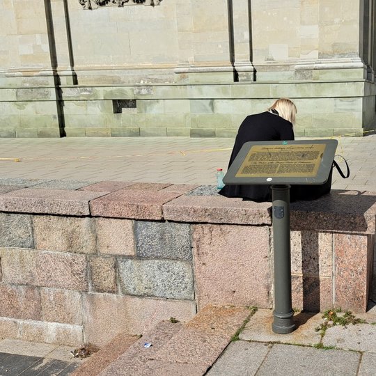 Tas pats informacinis stendas, prie kurio rugpjūčio pabaigoje šiukšlinės jau nebebuvo.