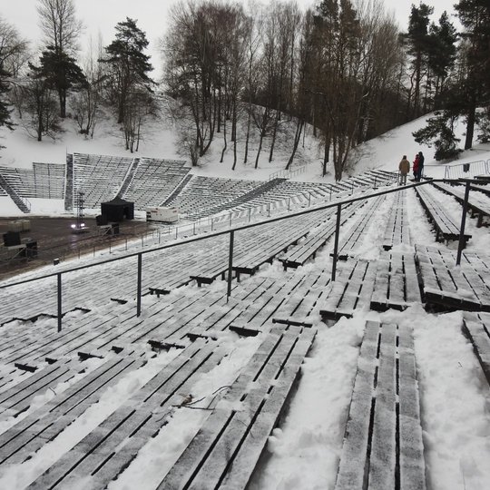 Apsnigti estrados laiptai.