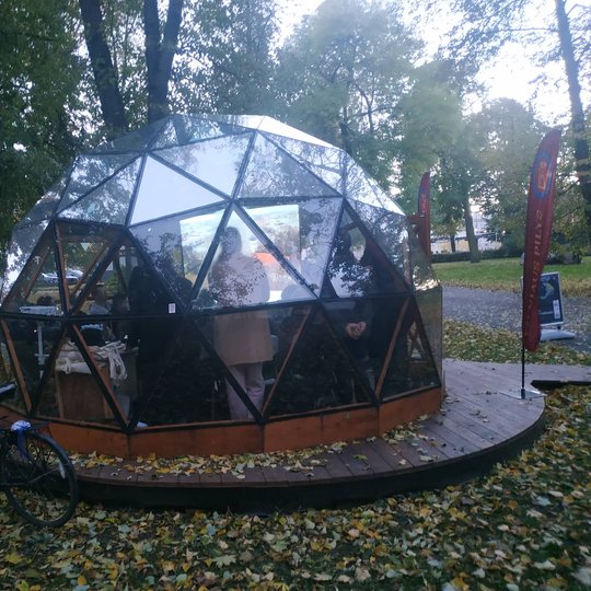 Vilniaus pilių kupolas iš lauko. Kupolas pilnas žmonių.