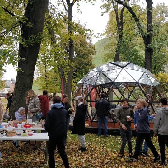 Užkandžiaujantys talkininkai šalia Vilniaus pilių kupolo. 