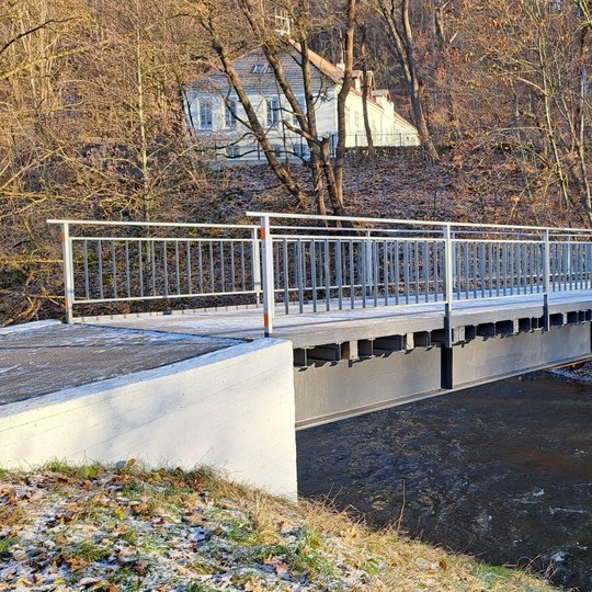 Lapkričio 22 dieną tiltas buvo švarus. Fotografuota iš šono.