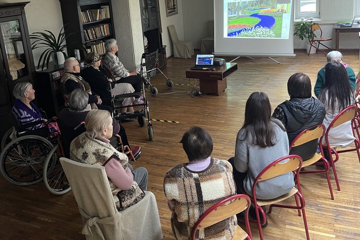 Senjorai klausosi nuotolines paskaitos apie Vilniaus pilis.