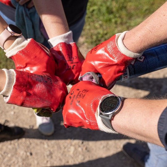 Draugiškas, pirštiniuotas kumščių žaibas, kaip įrodymas, kad buvo atliktas vieningas darbas.