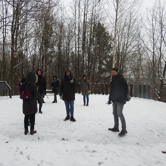 Ekskursijos dalyviai ant Vilniaus pilių rezervato apsnigto kalnelio.