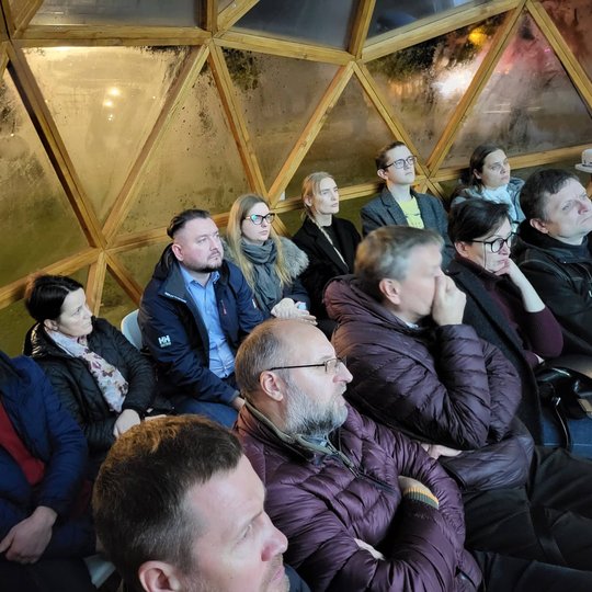 Žmonės susidomėję klausosi paskaitos Vilniaus pilių kupole.