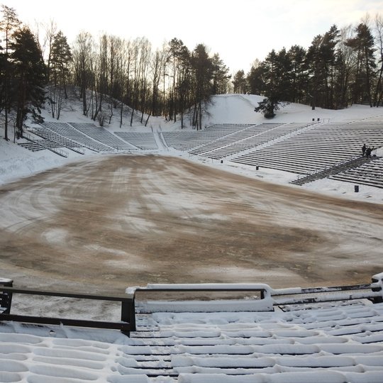 Apsnigta Dainų slėnio estrada iš viršaus.