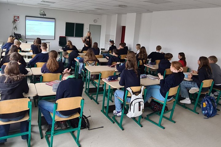 Septintokų klasė istorijos pamokoje apie Vilniaus pilis. Visi sėdi klasės suoluose.