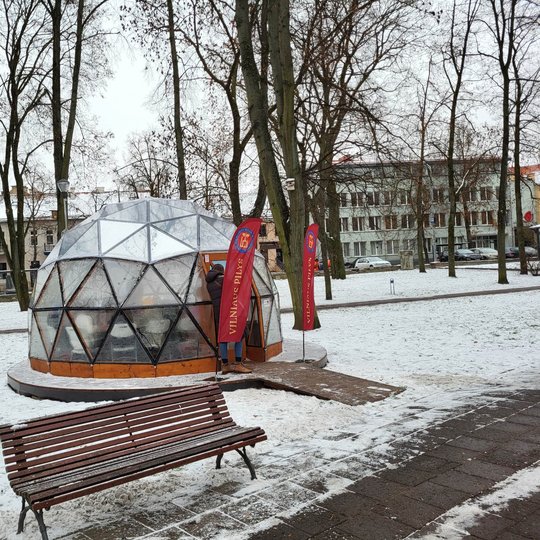 Vilniaus pilių kupolas iš lauko. Dienos laikas, aplink kupolą sniegas.