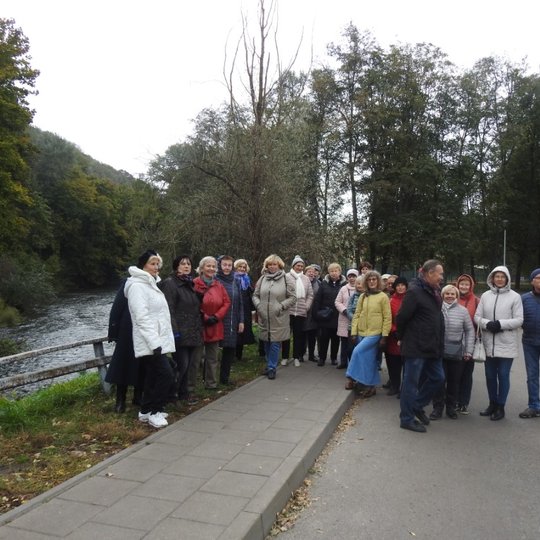 Grupė ekskursijos dalyvių susirinkę Trispalvės alėjoje.