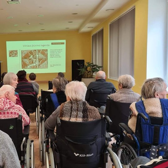 Edukacijos dalyviai klausosi virtualios paskaitos.