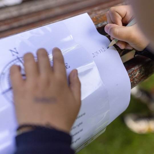 Kai kurie iš mokinių, mokydamiesi skaityti kompasą, turėjo užsirašyti informaciją.