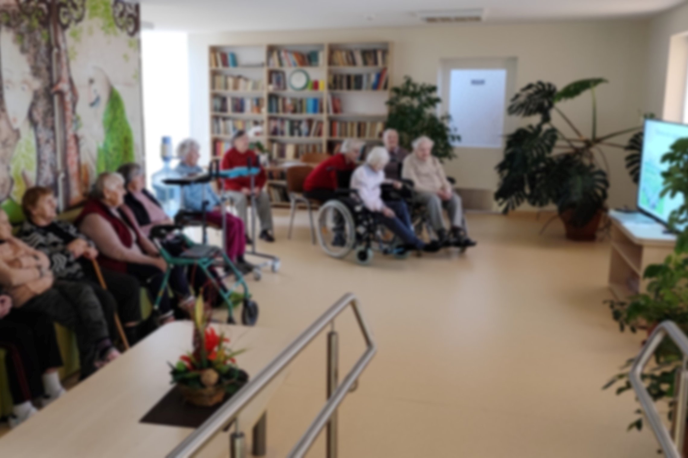 Kelmės rajono savivaldybės Liolių socialinės globos namų gyventojai klausosi nuotolinės paskaitos.