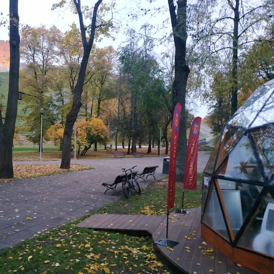 Rudens vakaras. Dešinėje Vilniaus pilių kupolas, kairėje matosi Gedimino pilis su kalnu.