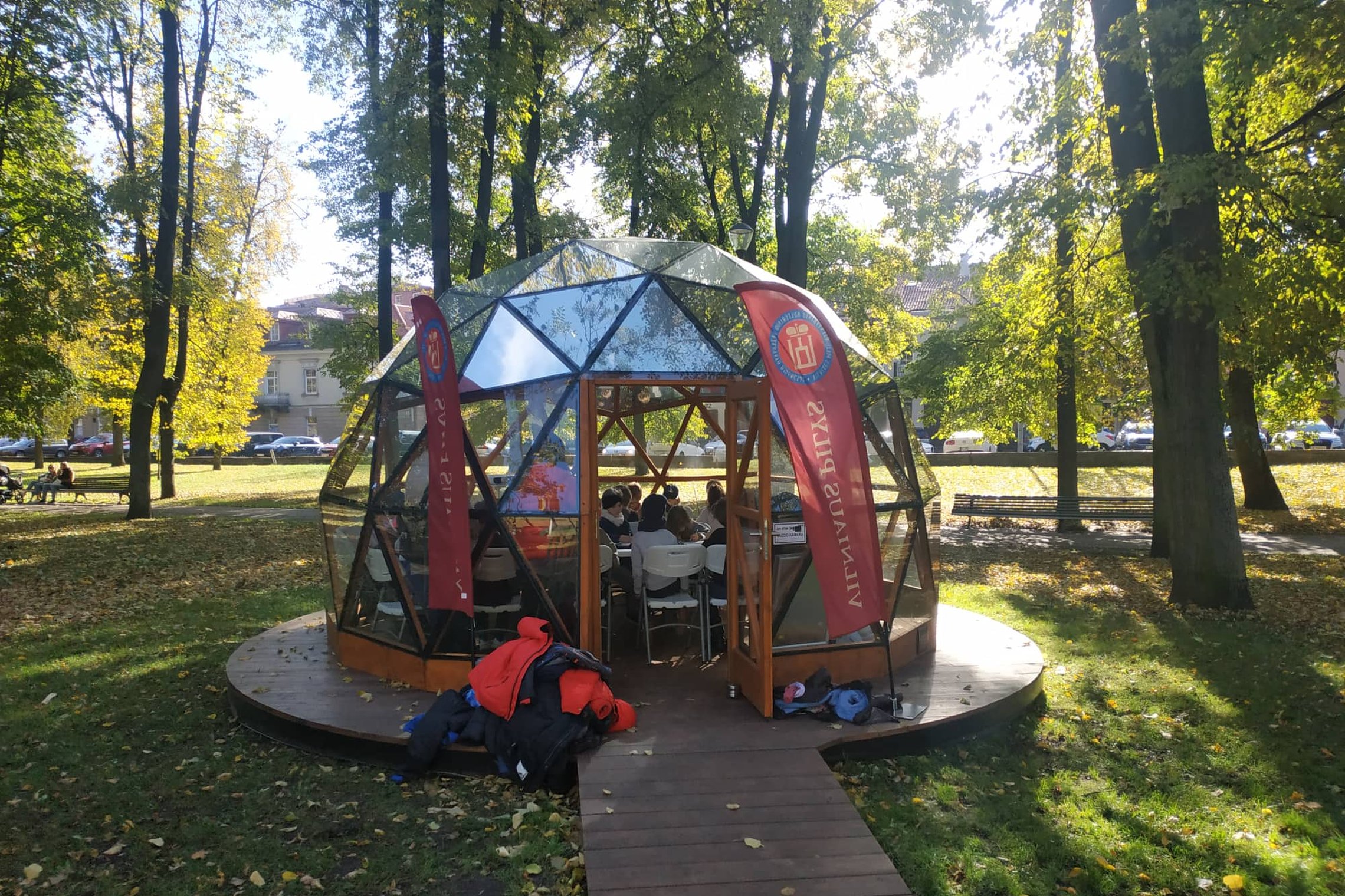 Vilniaus pilių kupolas iš lauko. Viduje medinius kalavijus spalvinantys trečiokai.