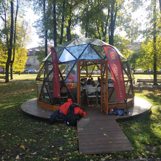 Vilniaus pilių kupolas iš lauko. Viduje medinius kalavijus spalvinantys trečiokai.