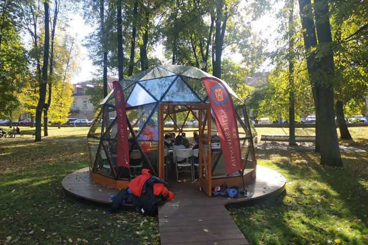 Vilniaus pilių kupolas iš lauko. Viduje medinius kalavijus spalvinantys trečiokai.