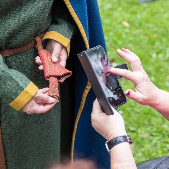 Demonstruojamos kostiumo aksesuarų detalės.