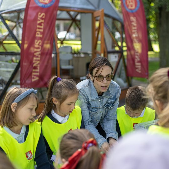 Edukatorė ir Maironiukai prie Vilniaus pilių kupolo.
