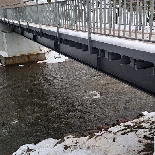 Naujai perdažytas tiltas per Vilnią iš kito šono.