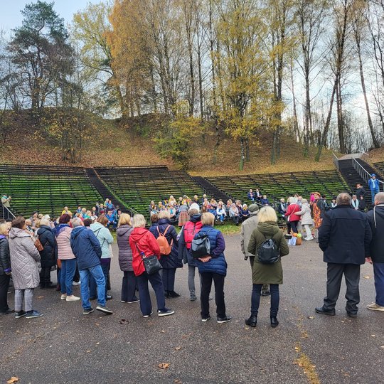 Pirmakursių krikštynos Dainų slėnyje.