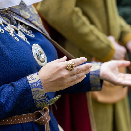 Moters-didikės kostiumą papildo įvairūs aksesuarai - žiedai, segės, diržas...