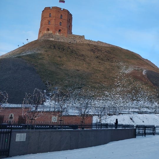 Gedimino kalno pietvakarinis šlaitas. Matosi šviesos festivalio  instaliacija.
