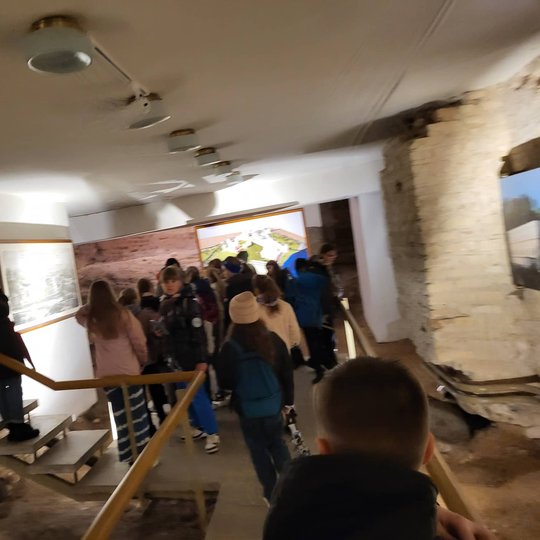 Moksleiviai apžiūri Naujojo Arsenalo rūsius.