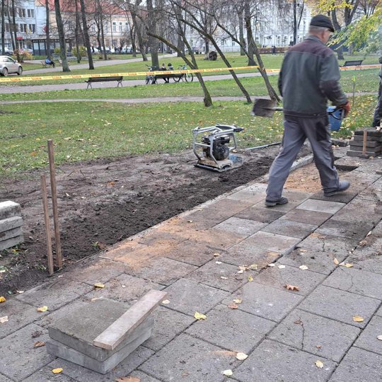 Beveik sutvarkytas pėsčiųjų takelis. Beliko užsėti veja.