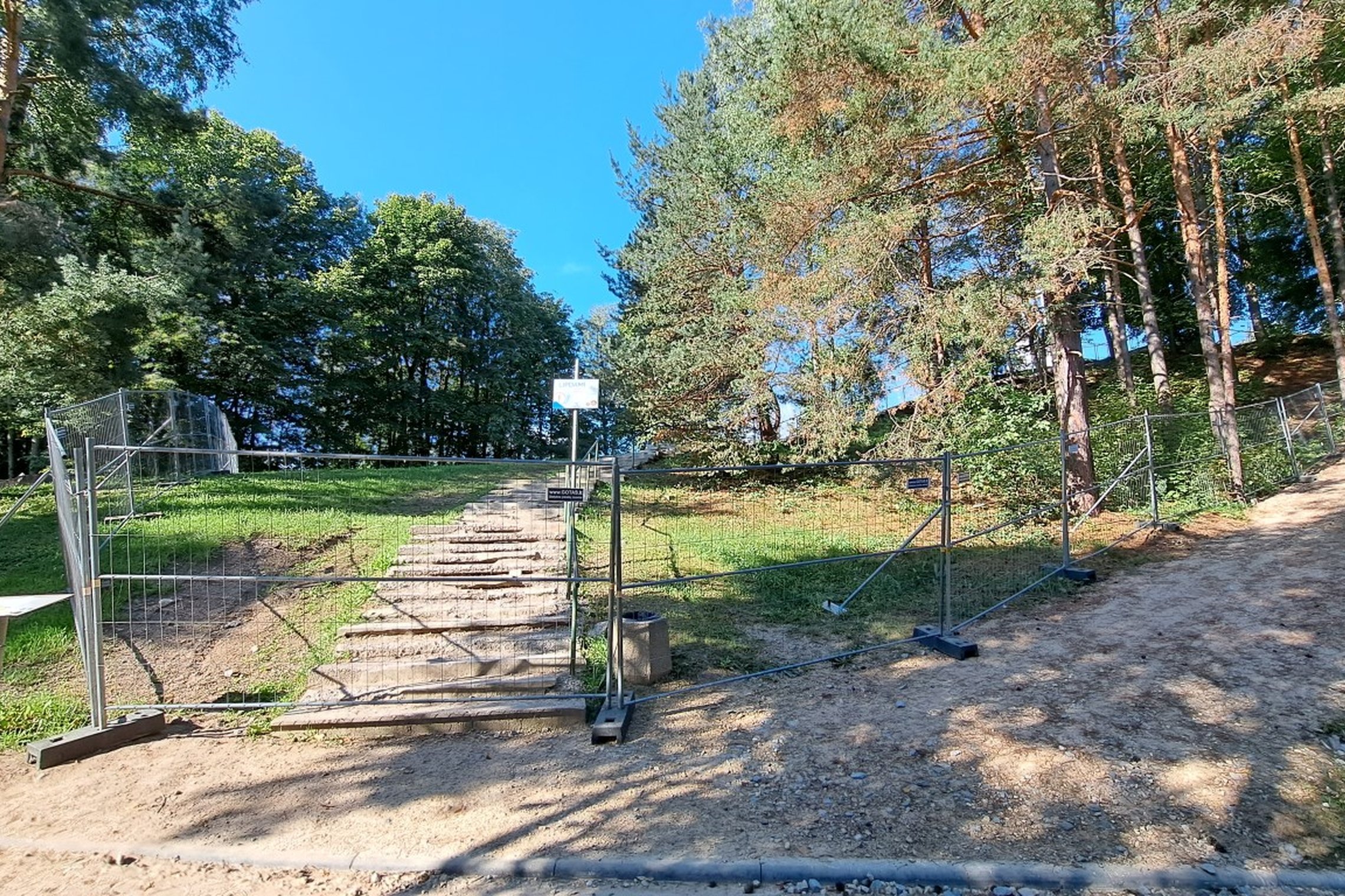 Nuotraukoje matosi aptverti Trijų kryžių kalno aikštelės betoniniai laiptai.