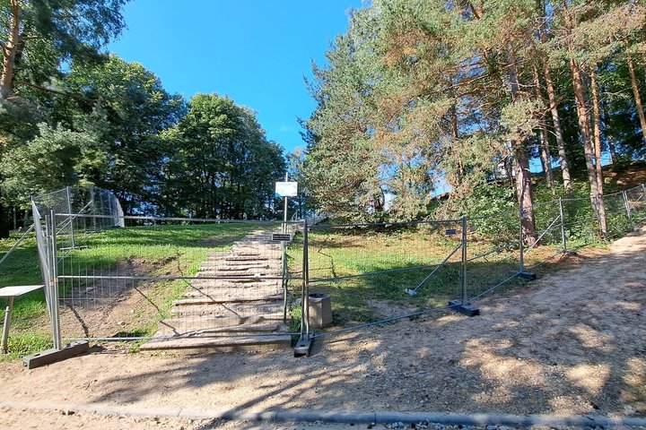 Nuotraukoje matosi aptverti Trijų kryžių kalno aikštelės betoniniai laiptai.